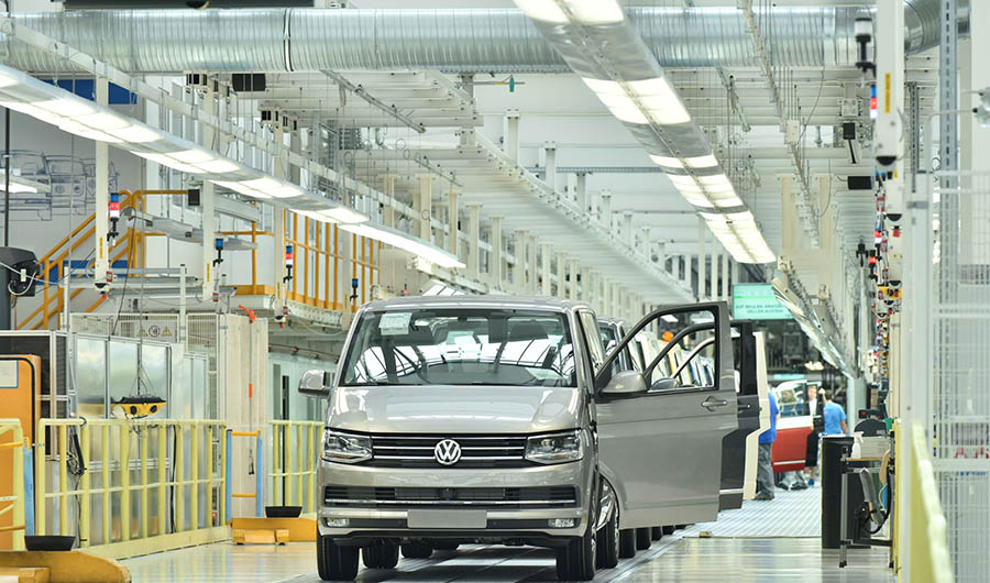 VW planea recortar 5.000 puestos de trabajo en vehículos comerciales y trasladar la producción a Polonia